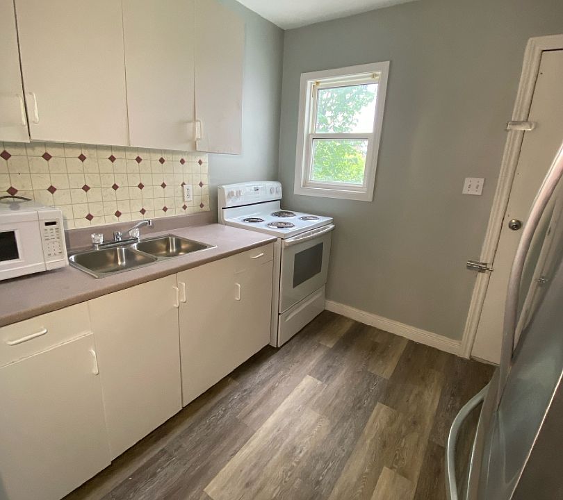 1st image of 429 Wellington St E #2