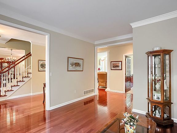 4th image of 143 Oakview Dr