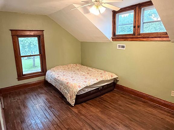 3rd image of 819 Corey St