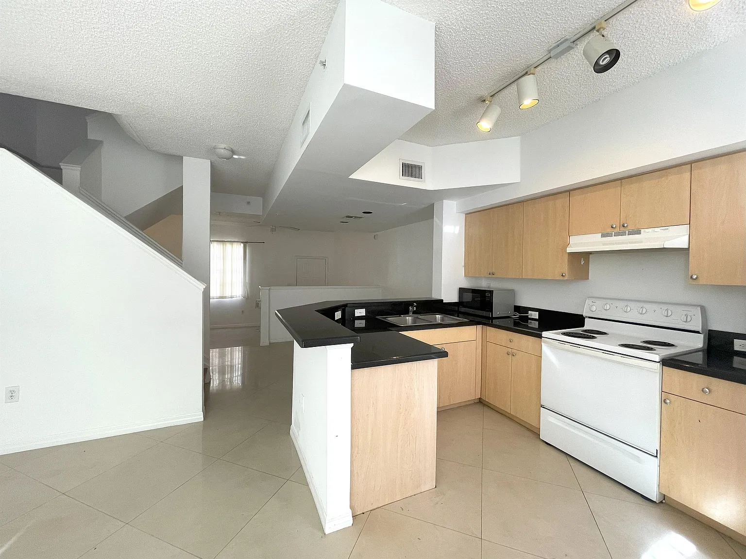 Aventi 2831 Northeast 185th Street - 603 — Photo 4