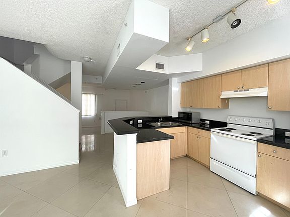4th image of 2831 NE 185th St Unit 1-603