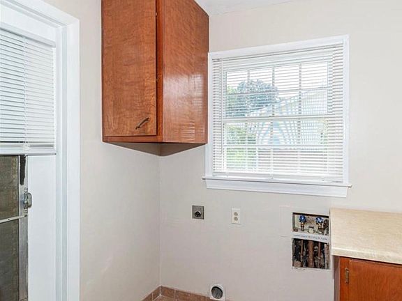 4th image of 818 Chapel Hill East Dr