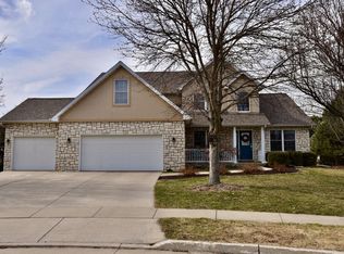 2 Honeysuckle Ct, Bloomington, IL 61704