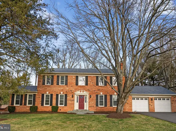 11922 Holly Spring Dr, Great Falls, VA 22066