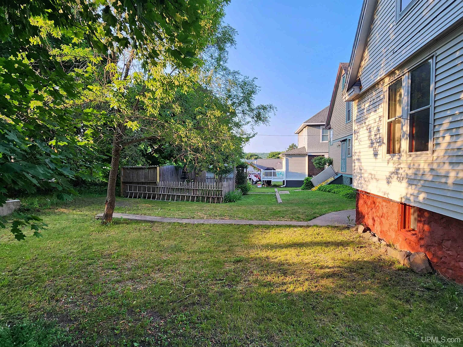 3 bed, 1.0 bath, 1356 sqft, $1,500 — Photo 3