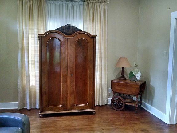 3rd image of 610 E Live Oak St