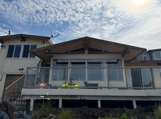 8317 Sunset Vista Ln, Clinton, WA 98236