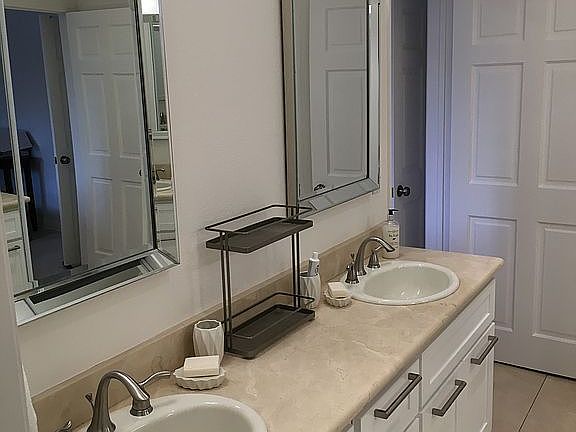 5th image of 4249 Longridge Ave Unit 202