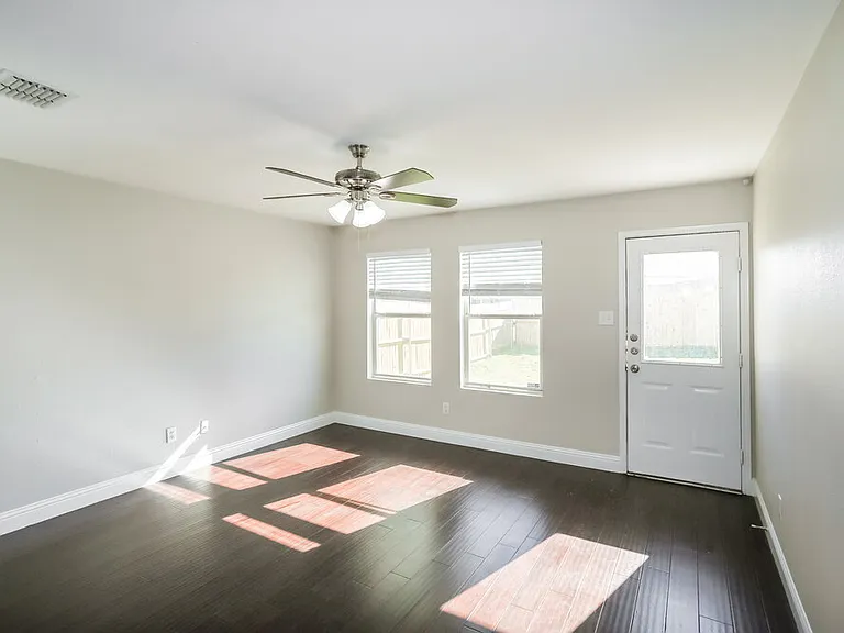 1428 Waterford Dr — Photo 3