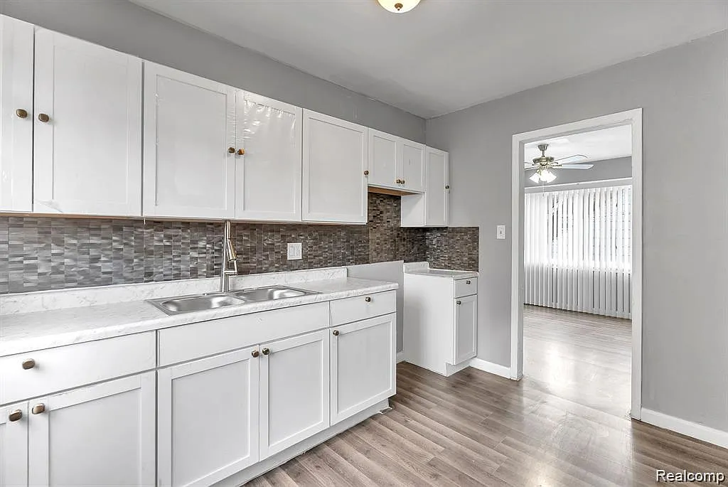 2 bed, 1.0 bath, 1998 sqft, $1,200 — Photo 1