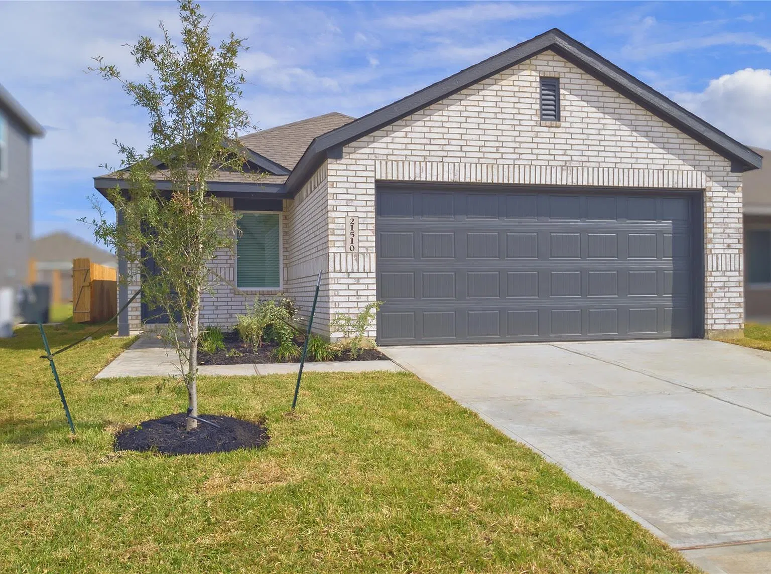 4 bed, 2.0 bath, 1607 sqft, $1,950 — Photo 2