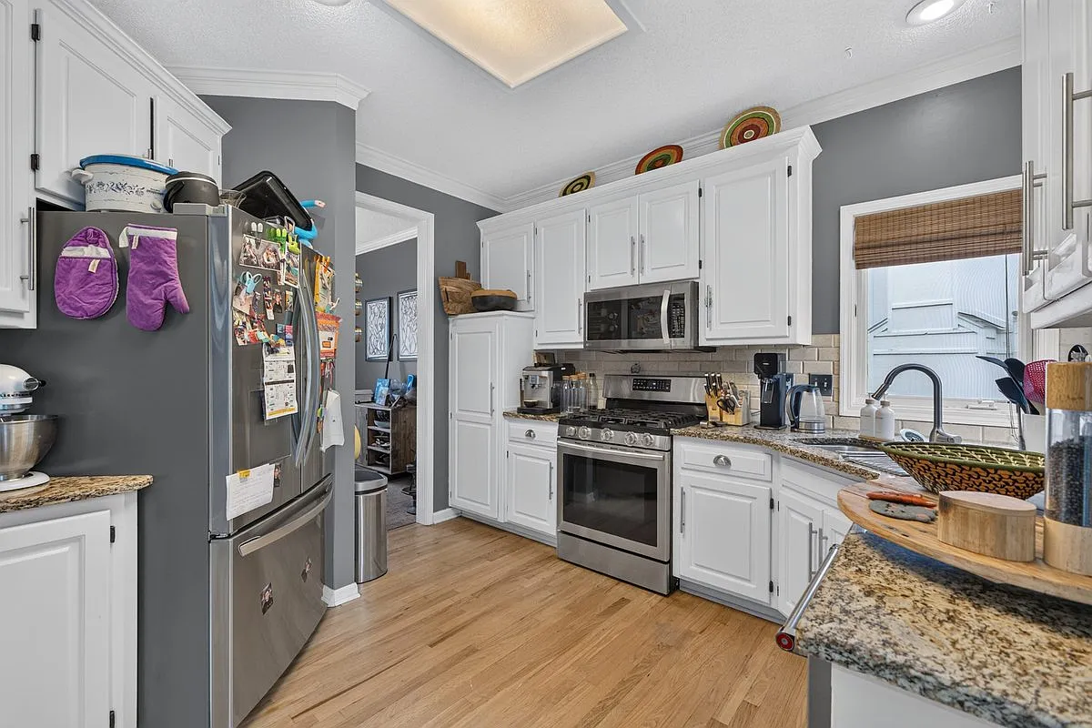4 bed, 2.5 bath, 2550 sqft, $3,200 — Photo 4