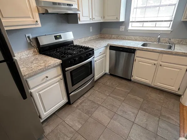111 Sycamore Ln, Manchester, CT