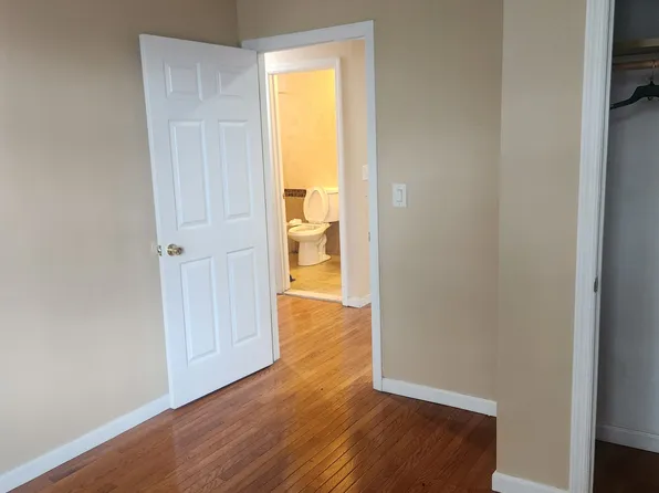 352 Woodlawn Avenue image 11 of 13