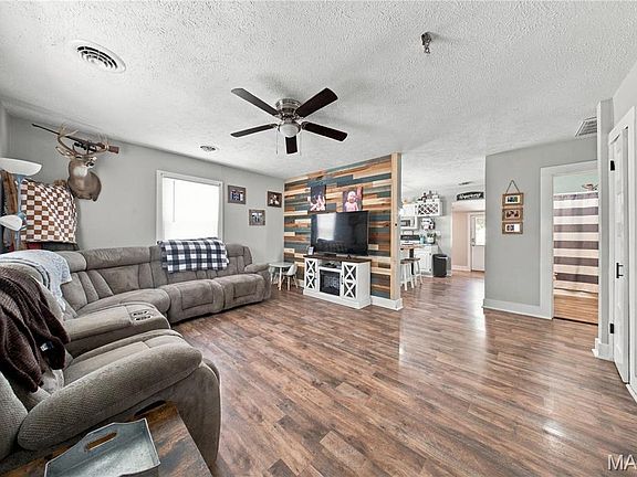 3rd image of 100 N Pershing Ave