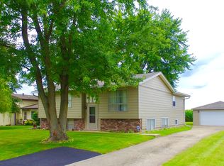 150 Magnuson Ln, Somonauk, IL 60552