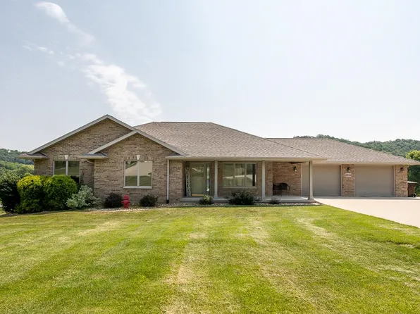 8284 Turkey Valley Ln, Dubuque, IA 52003