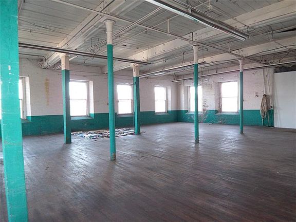 5th image of 302 N Water St