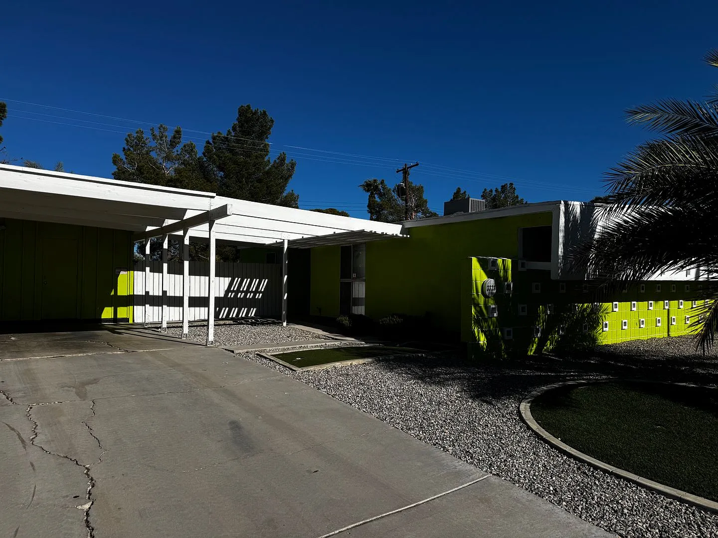 Famous "Caddy Shack" Home! Amazing Mid-Mod in Heart of Las Vegas!! — Photo 2