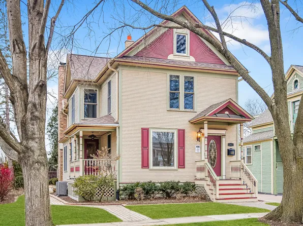 147 Center St, Naperville, IL 60540
