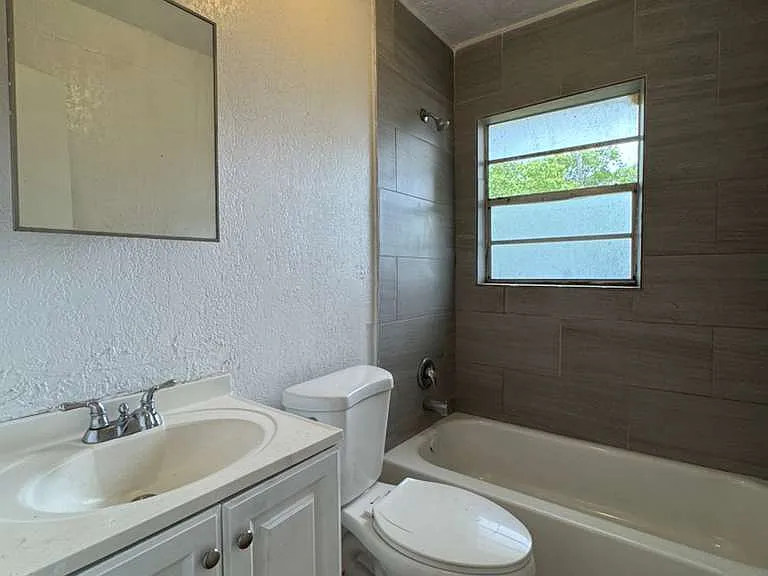 840 NW 5th Ave #6 — Photo 6