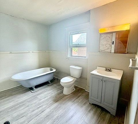 5th image of 2750 Julian St