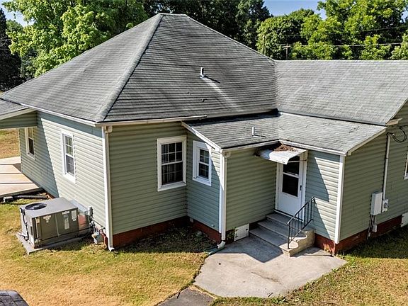 3rd image of 725 Everett St