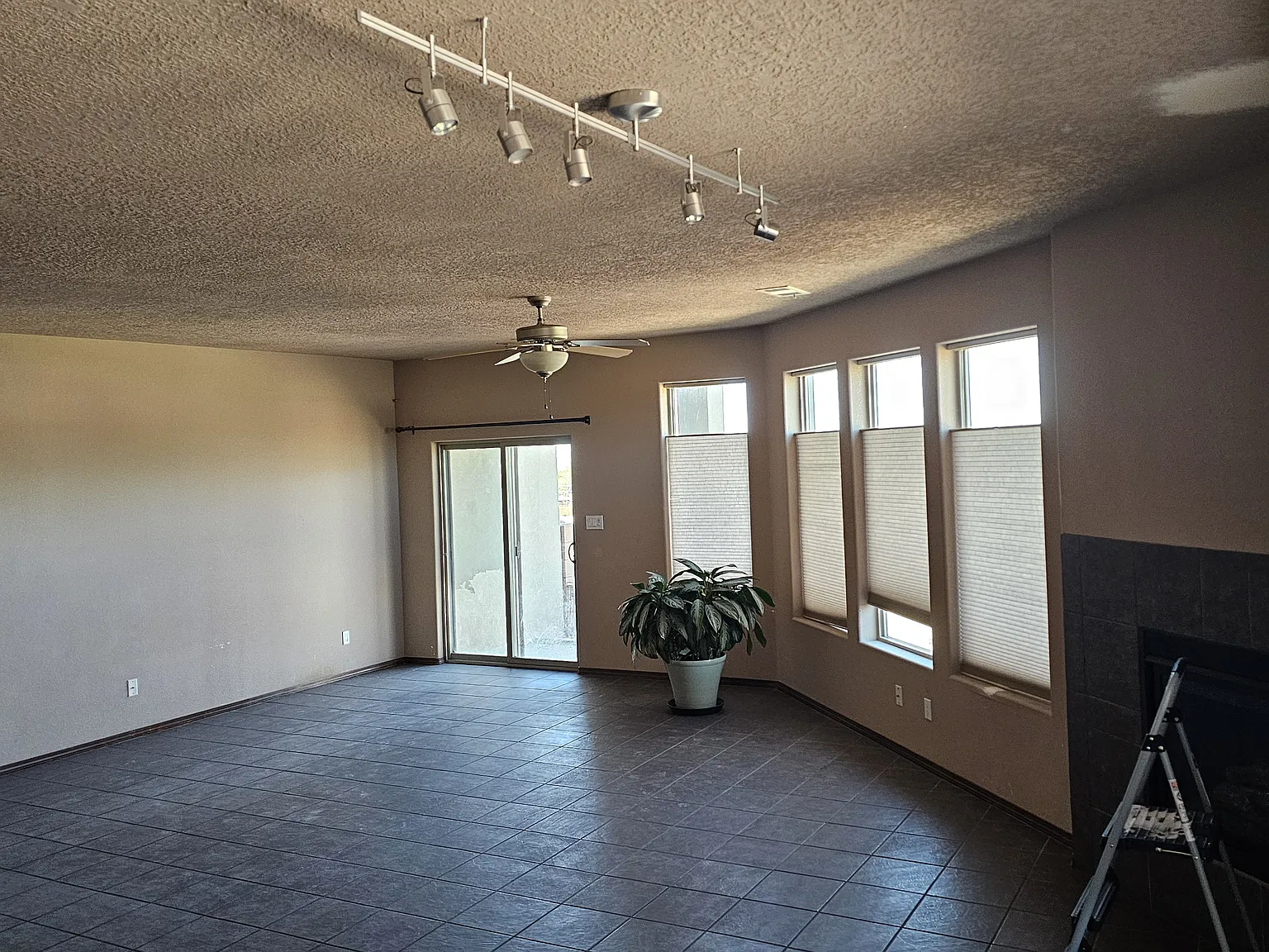 555 Avital Dr NE — Photo 3