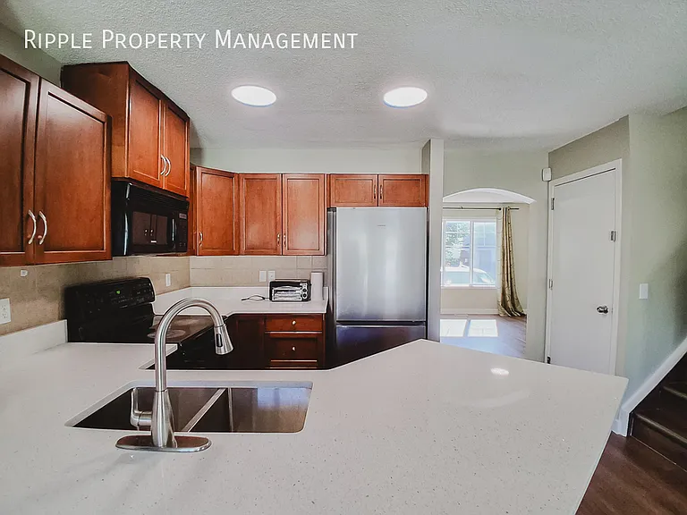 346 Saddlebrook Way NE #UPPER — Photo 3