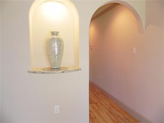 4th image of 7327 Weaver Ave