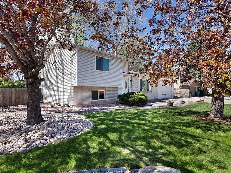 801 Wagonwheel Dr — Photo 3