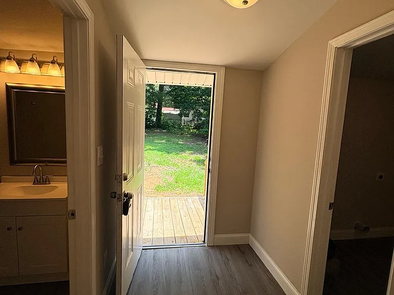 401 Franklin Ave — Photo 7