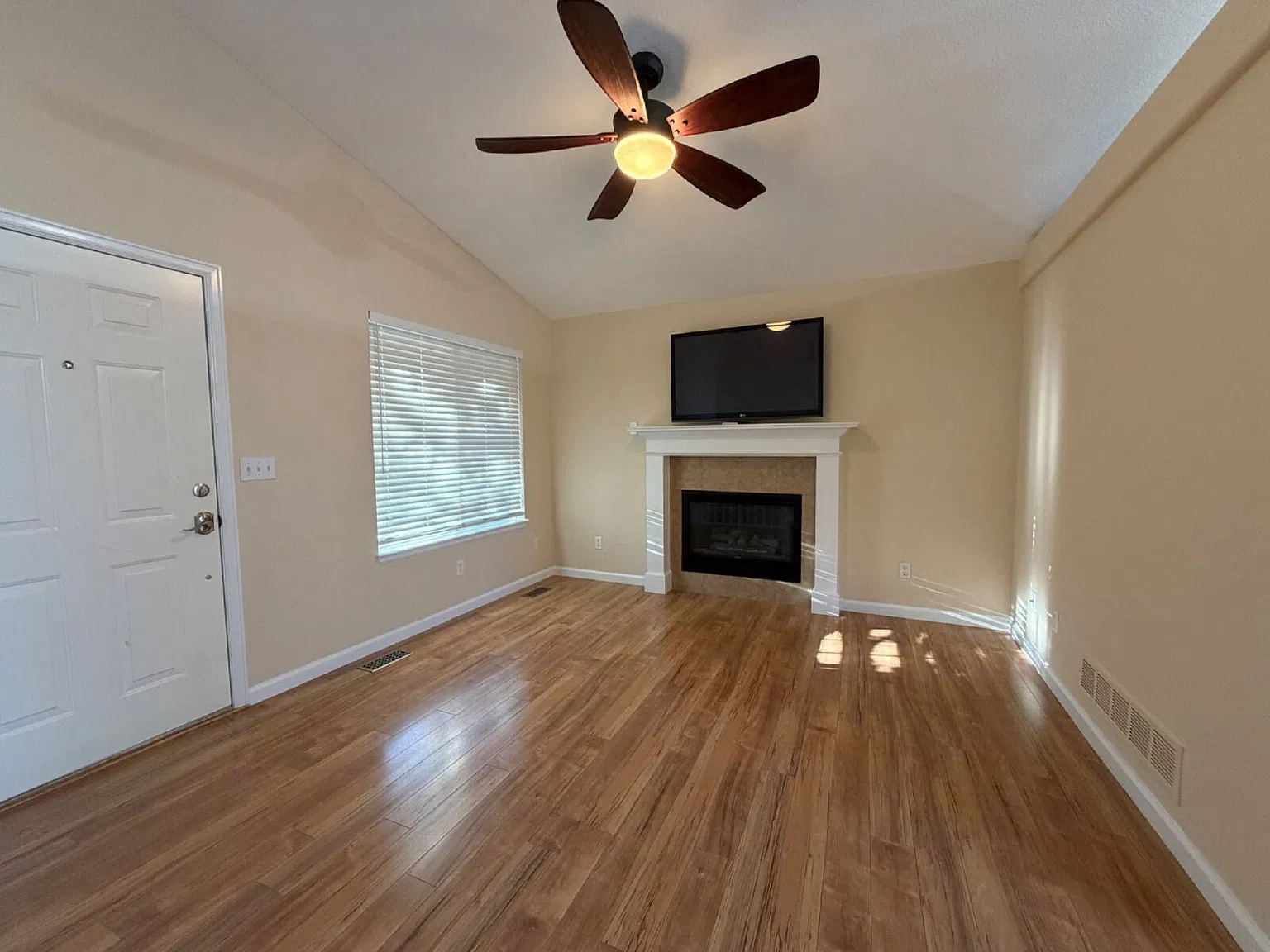 3 bed, 2.5 bath, 1450 sqft, $2,850 — Photo 2