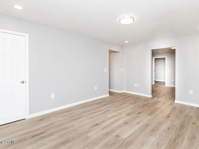 204 W Warfield St — Photo 3