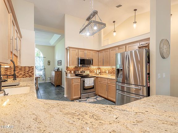 5th image of 484 Oakland Park Blvd