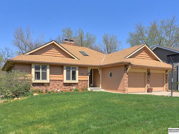 2nd image of 15942 Nottingham Dr