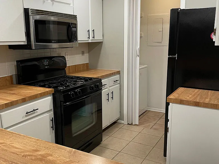 607 Thornton Ct #607 — Photo 4