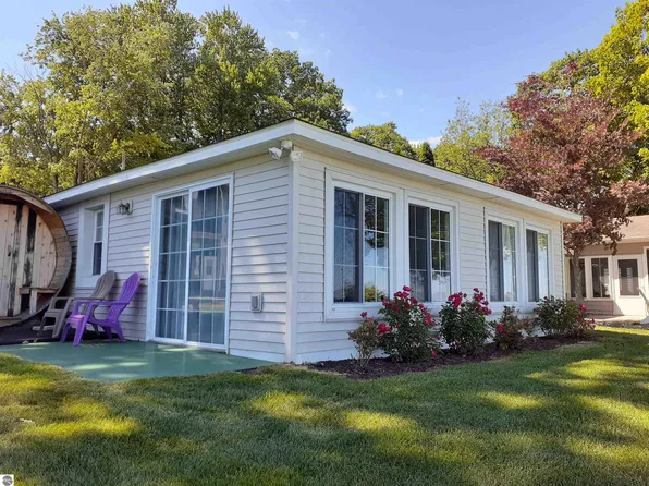 2402 Northeast Dr, Tawas City, MI 48763
