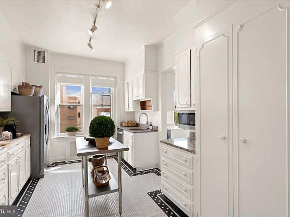 4th image of 2029 Connecticut Ave NW #42