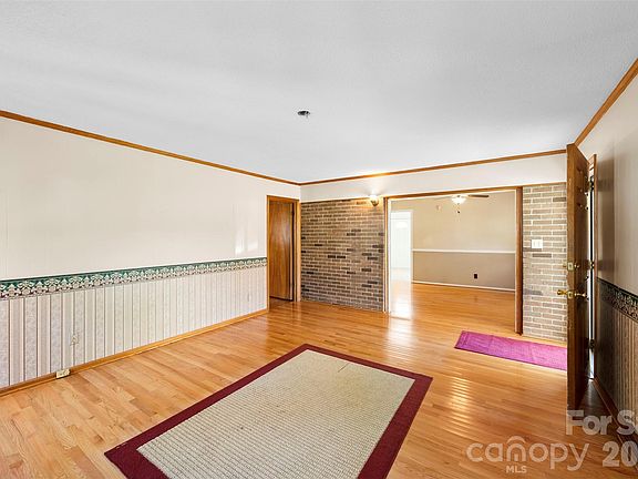 5th image of 1696 Hoffman Rd