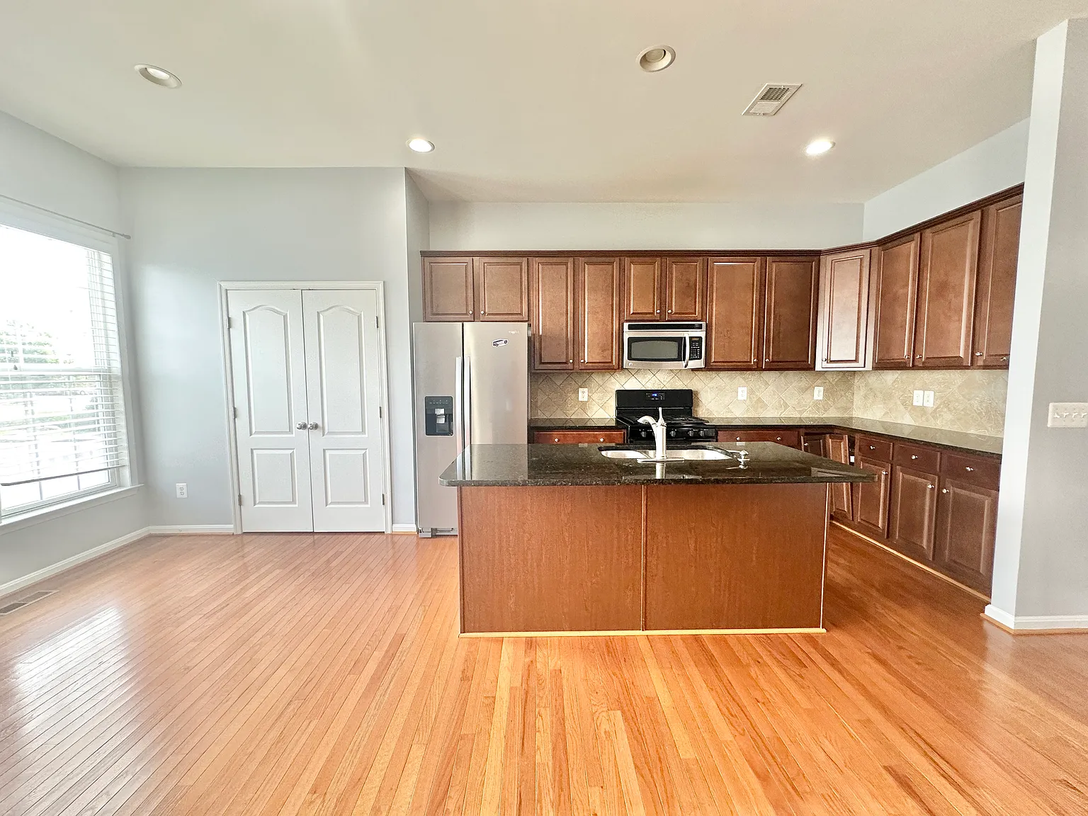 4 bed, 3.5 bath, 2412 sqft, $3,250 — Photo 3