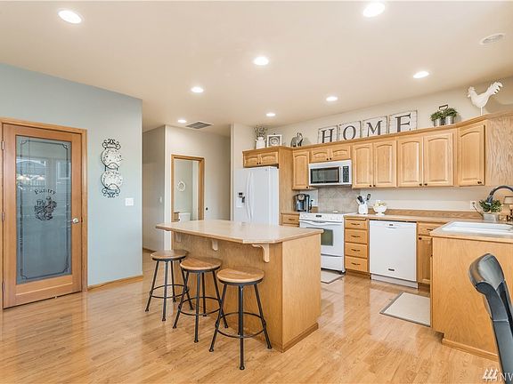 3rd image of 779 Gracie Ln W