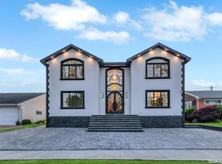 22 Darewood Ln, Valley Stream, NY 11581