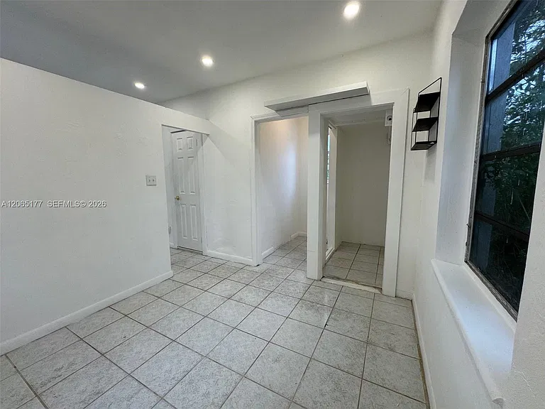 2380 NW Flagler Ter #R — Photo 6