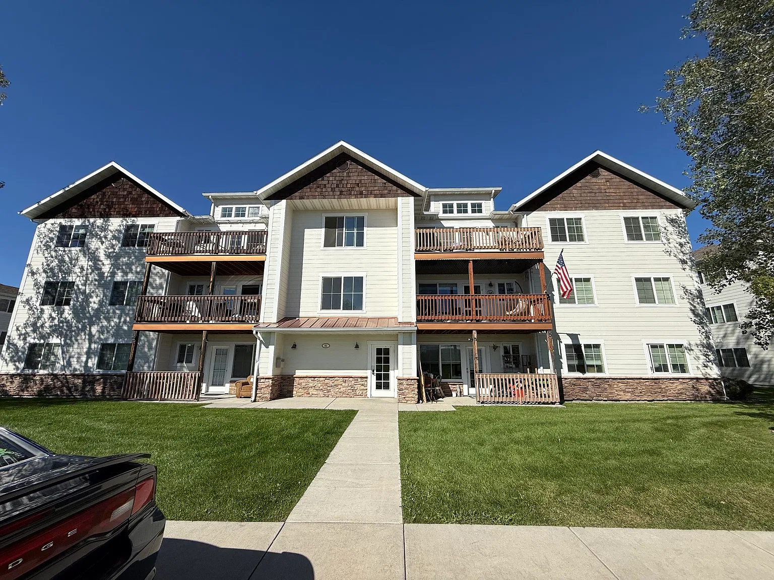 3 bed, 1100 sqft, $2,100 — Photo 1
