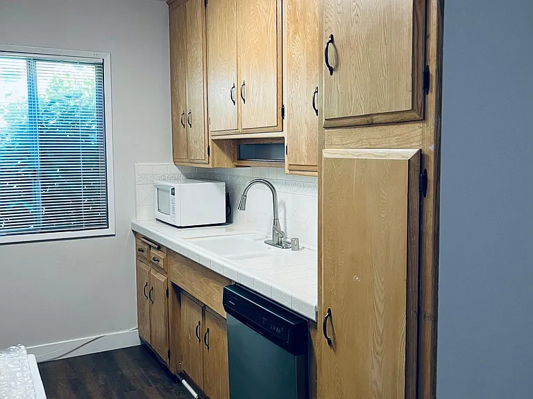 636 N Flores St #4 — Photo 6