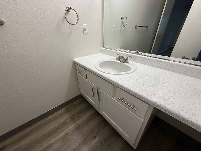 London Pointe Apartments — Photo 11