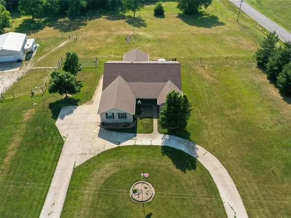 11 Sherman Dr, Elsberry, MO 63343
