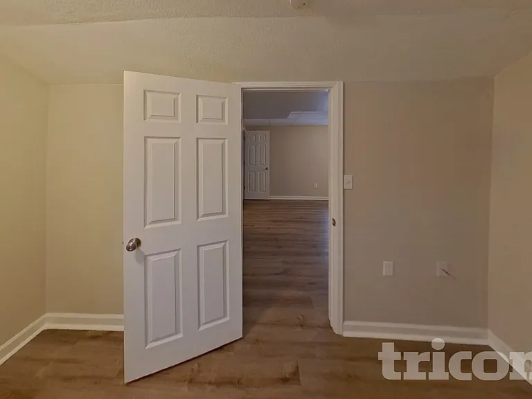 4470 Hollyridge Dr — Photo 9