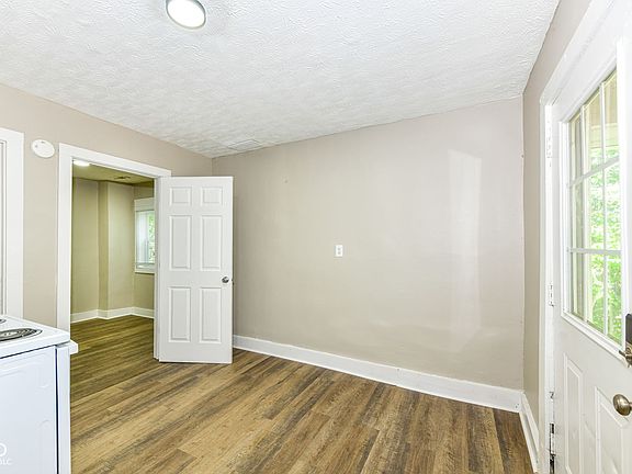 4th image of 2930 N Dearborn St